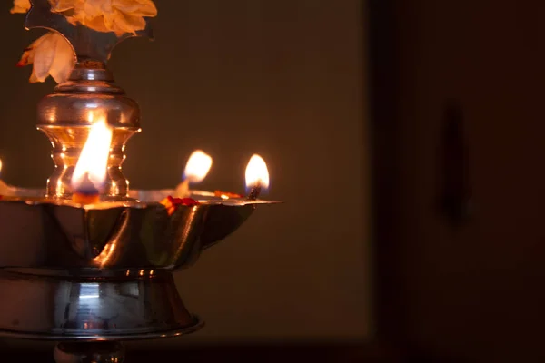 Lámparas encendidas durante las oraciones a Dios ofreciendo comida durante el festival indio — Foto de Stock