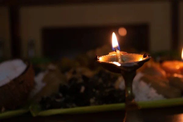 Lámparas encendidas durante la ofrenda de oración y comida a Dios — Foto de Stock