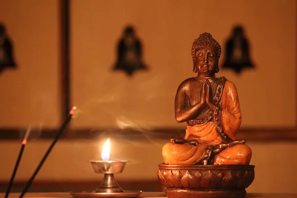 부처님, 향스틱, 램프의 클로즈업 — 스톡 사진