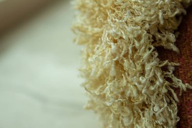 Tasarım yastığındaki dokunun görünümünü yakından kapatın