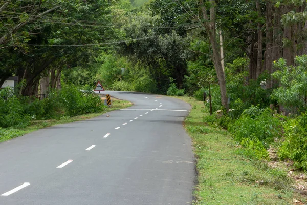 Belle route Ghat le long de la chaîne de montagnes de Talamalai Reserve Forest, Hasanur, Tamil Nadu - frontière de l'État du Karnataka, Inde — Photo
