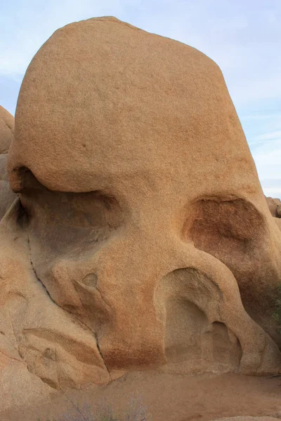 Rocha de granito do deserto em forma de crânio, Parque Nacional Joshua Tree, Califórnia, EUA — Fotografia de Stock