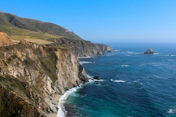 Kustnära utsikt längs Pacific Coast Highway, Kalifornien, USA — Stockfoto