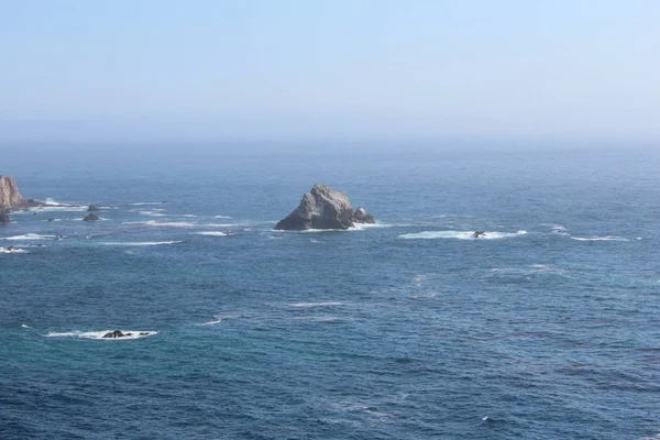 Vista de una pequeña isla rocosa en el Océano Pacífico cerca de Pacific Coast Highway, California, EE.UU. — Foto de Stock