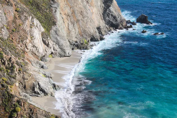 Vista de la costa del Pacífico desde el punto de vista a lo largo de la autopista CA1, California, EE.UU. — Foto de Stock