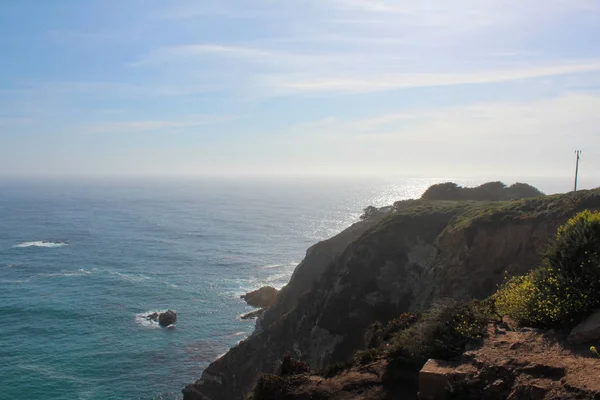 Utsikt över Stilla havet från utsiktsplats längs Pacific Coast Highway nära Bixby Creek Bridge, Kalifornien, USA — Stockfoto