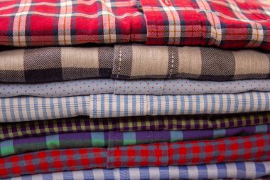 Ütülü gömlekler birbirinin üzerine yığılmış