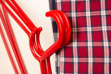 Ütülendikten sonra üst üste yığılmış katlanmış gömleklerin üzerine askı