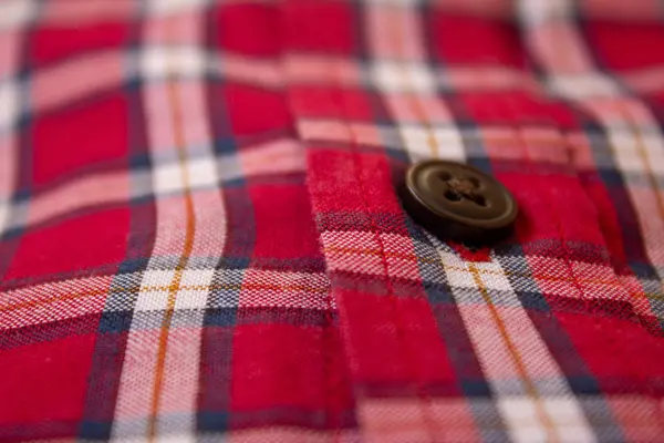 Nahaufnahme der frisch gebügelten Hemden zugeknöpft und gefaltet — Stockfoto