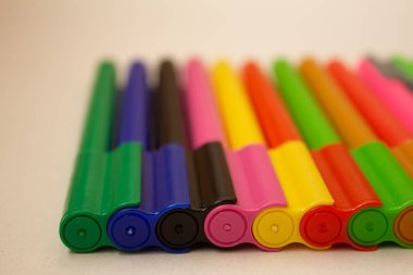 birbirine bağlı renkli çizim kalemleri