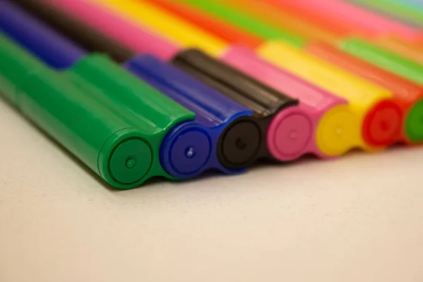 Vy över färgglada skiss pennor fästa tillsammans — Stockfoto