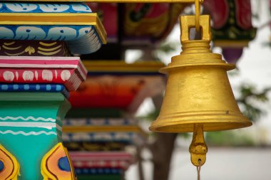 Tapınak çanının tapınakta asılı görüntüsü