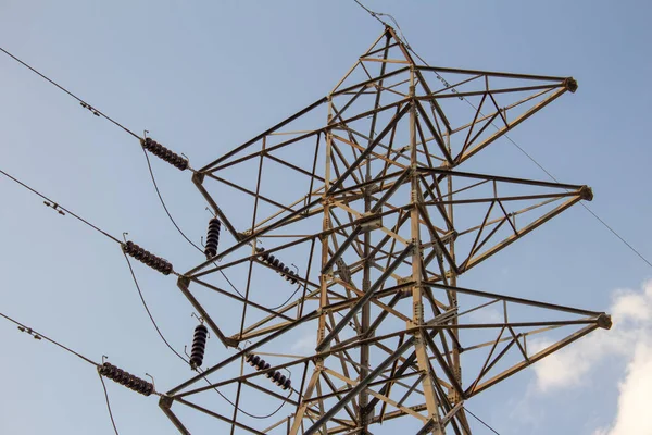Pola wysokiego napięcia wykorzystywane do przesyłu energii elektrycznej — Zdjęcie stockowe
