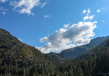 Tahoe Gölü çevresindeki dağların manzara, Kaliforniya