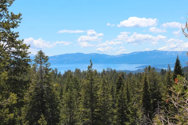 カリフォルニア州の視点の一つからタホ湖の景色 - ネバダ州の国境 — ストック写真