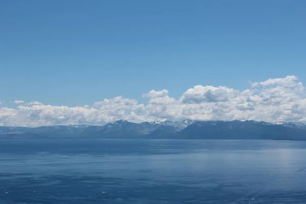 Landskapsbild av Lake Tahoe sötvatten, Tahoe, Kalifornien — Stockfoto