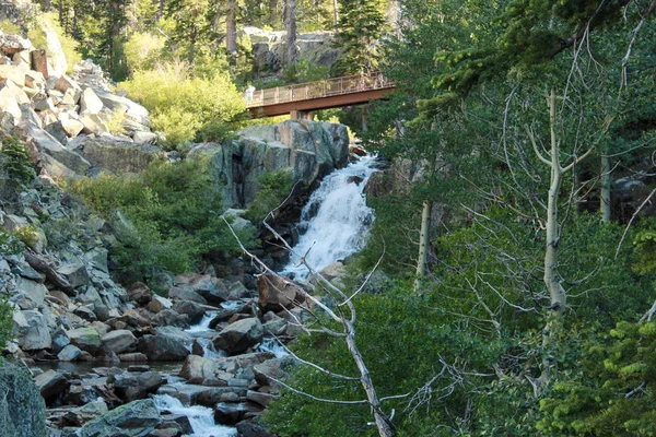 Θέα στους καταρράκτες και τη γέφυρα στο Eagle Creek, Τάχο, Καλιφόρνια — Φωτογραφία Αρχείου