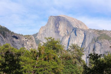 Half Dome 'a Yosemite Ulusal Parkı, Kaliforniya, Usa' daki bir bakış açısından bakmak