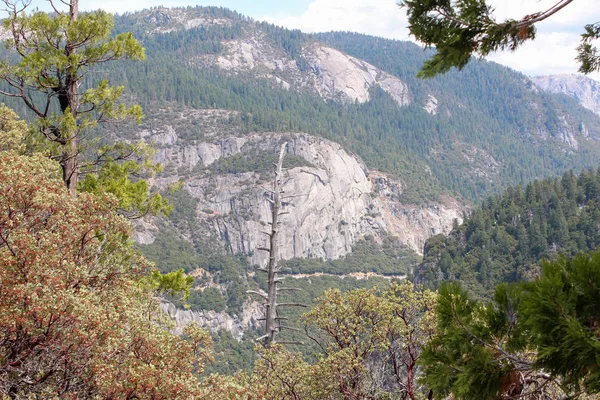 Άποψη τοπίου των βουνών στο Εθνικό Πάρκο Γιοσέμιτι, Καλιφόρνια, Ούσα — Φωτογραφία Αρχείου