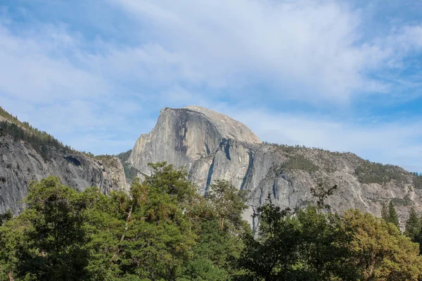 미국 캘리포니아주 요세미티 국립 공원 의경 치 가운데 하나 에서바라본 반구형 전경 — 스톡 사진