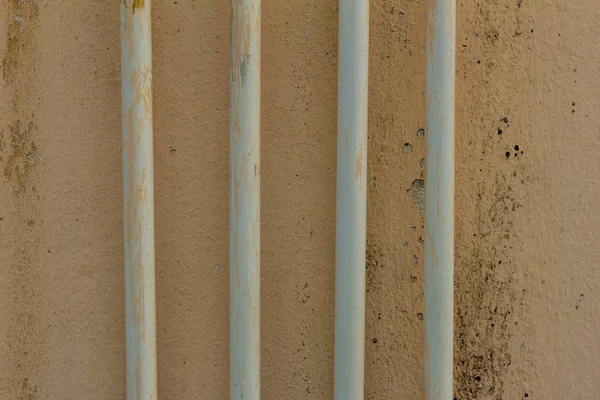 Tuberías a lo largo de la pared en el exterior del edificio —  Fotos de Stock