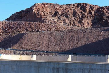 Hoover Barajı, Nevada yakınlarındaki kanyondan geçen yolun görüntüsü.