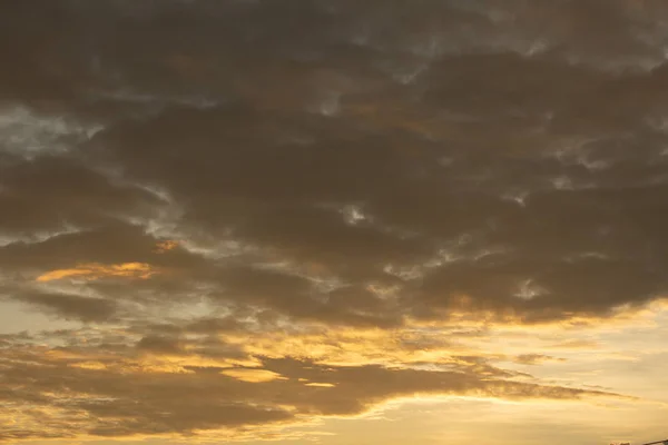 Gün batımında turuncu renkli bulutlar parlıyor — Stok fotoğraf