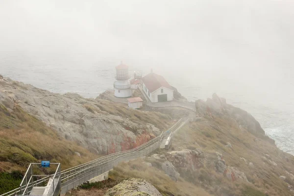 Vista del faro Point Reyes cubierto de niebla, Condado de Marin, California — Foto de Stock