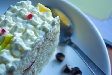 Beyaz kremalı vanilyalı kek..