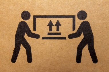 Ağırlığı gösteren ambalaj sembolü ve kaldırmak için iki kişi gerekiyor