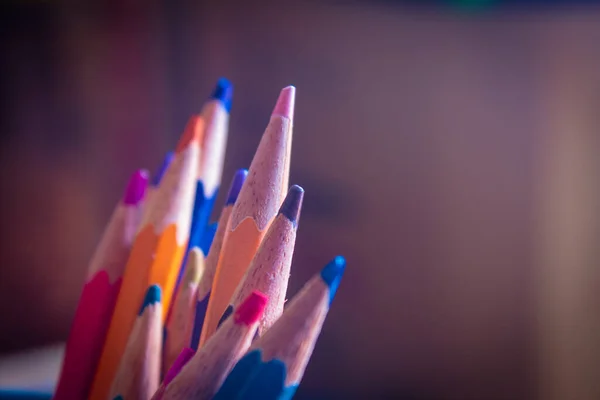 Färgpennor Staplade Tillsammans Ett Stativ Konstföremål För Studerande — Stockfoto