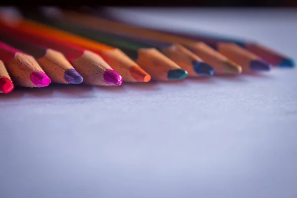 Lápices Colores Dispuestos Una Manera Creativa Material Arte Estudiantil —  Fotos de Stock