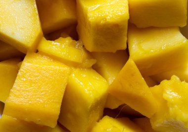 İmam Pasad mango (mangoların kralı olarak kabul edilir) küp şeklinde kesilmiş. Lezzetli Himam Pasand mangoları dilimlenmiş..