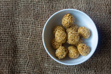 Susam laddu (Tamil dilinde 