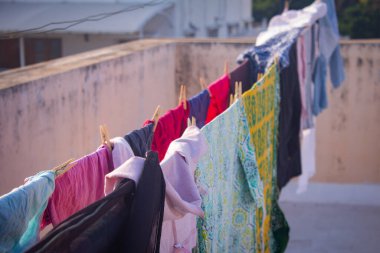 Çamaşırlar güneşin altında doğal yollarla kurutuldu..