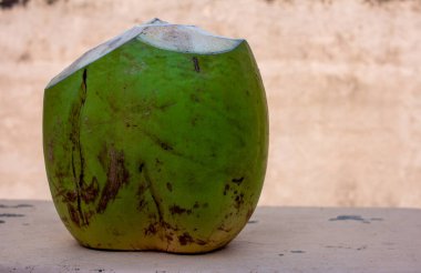 İnce hindistan cevizi dilimlenmiş ve tüketilmeye hazır. Doğal sağlıklı içecek..