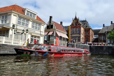 Amsterdam yaz manzarası kanalları