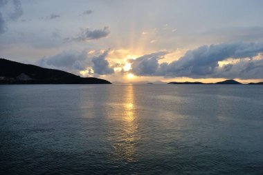Fırtınalı bulutlarda gün batımı. Yunanistan