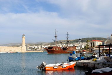 Rethymno limanındaki Anient Gemisi