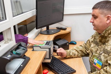 Shegini, Ukrayna - Mart, 2019: parmak izi tarama süreci 