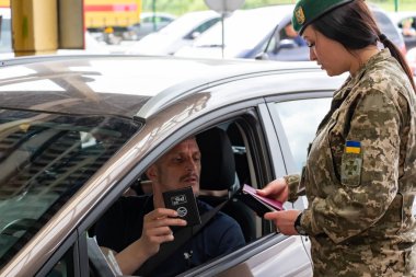 Ukraynalı kız sınır muhafız belgeleri kontrol eder 