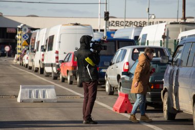 Krakovets, Ukrayna - Kasım, 2018 Lviv'in 70 kilometre batısındaki Krakovets-Korchova sınır kapısından geçmek için bekleyen araçlar. Ukrayna Tv kanalı gazeteciler