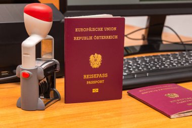 Bir tarih damgalı, int ile Avusturya biyometrik pasaport yakın çekim