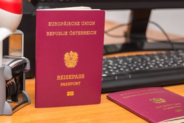 Bir tarih damgalı, int ile Avusturya biyometrik pasaport yakın çekim