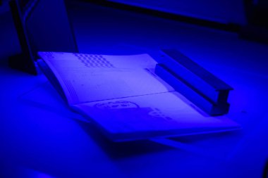 Uv ve başka bir ışık, detecti dolandırıcılık için pasaport kontrol