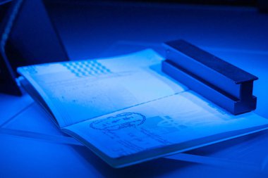Uv ve başka bir ışık, detecti dolandırıcılık için pasaport kontrol