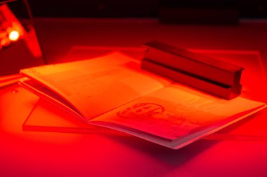 Uv ve başka bir ışık, detecti dolandırıcılık için pasaport kontrol