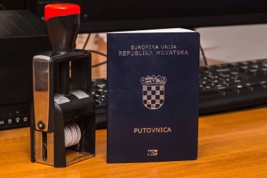 Sınır tarihi sta olan bir Hırvat biyometrik pasaportunun yakın çekim