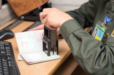Bir temsil tarafından pasaport belgesine işaret koymanın yakın çekim