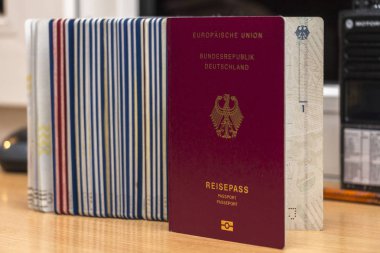Diğer passpor ile birlikte Alman bimetrik pasaportunun yakın çekim